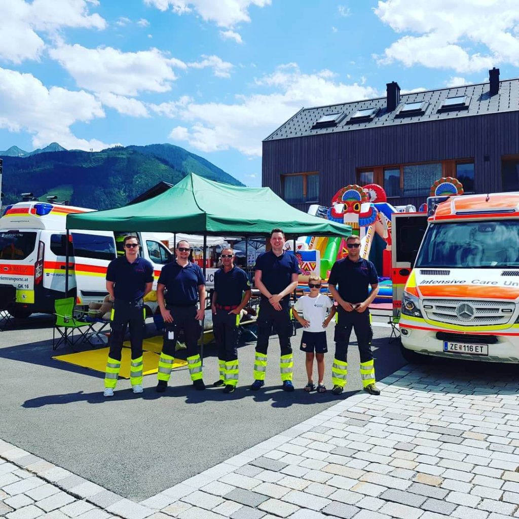 Gruppentreffen der Grünen Rettungszwerge mit Kindern und Rettungskräften in Zell am See.