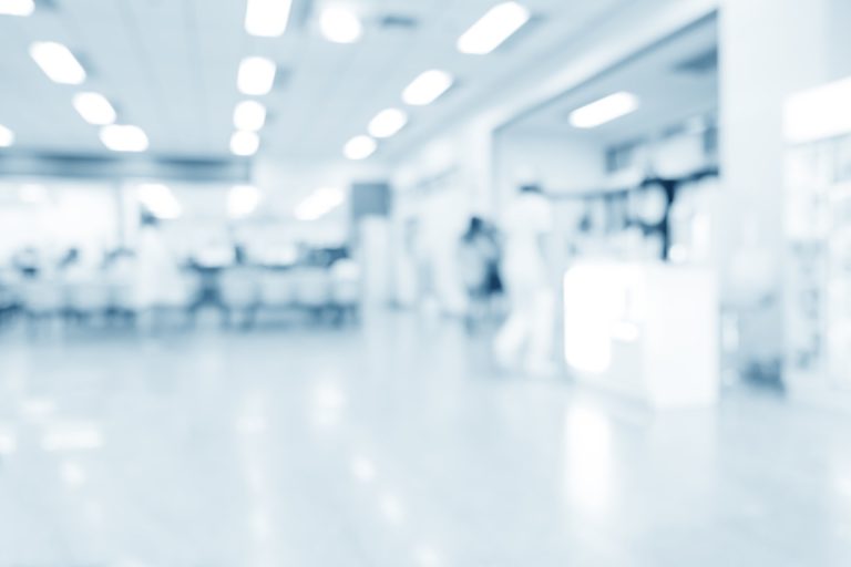 Mutna slika čekaonice u medicinskoj ustanovi.