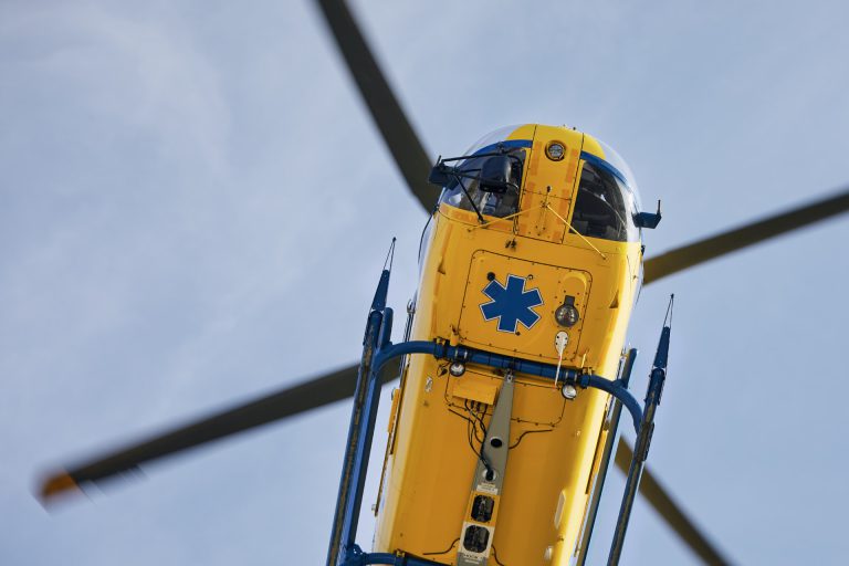 Medicinski helikopter za brze hitne transporte iznad neba u Zell am Seeu.