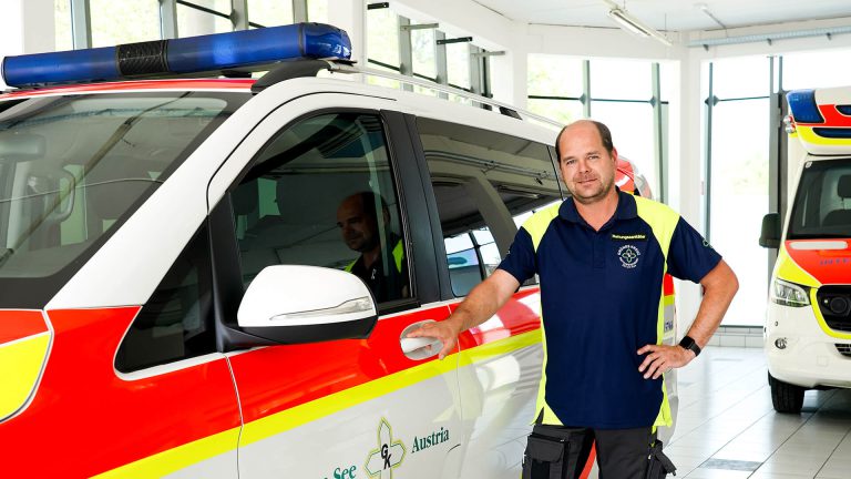 Bolničari ispred vozila hitne pomoći, spremni za medicinski prijevoz u Austriji.