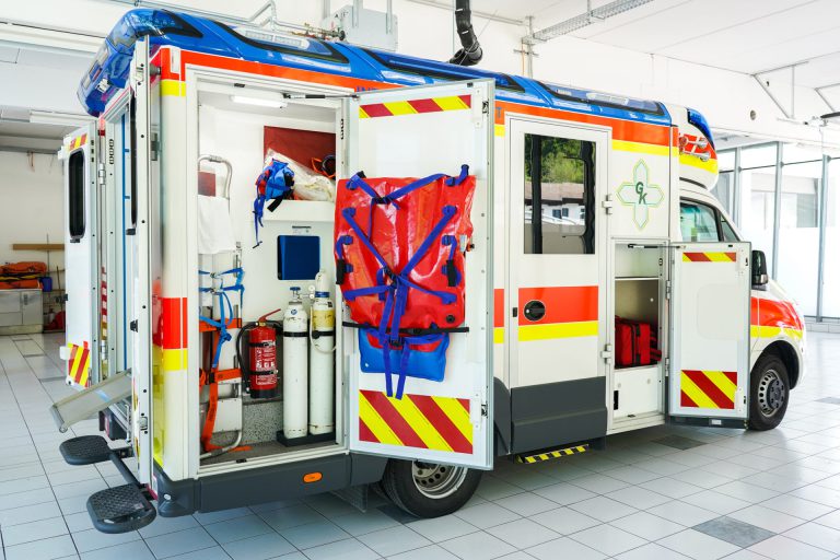 Moderno vozilo hitne pomoći s opremom za hitne slučajeve i medicinskim uređajima u Zell am Seeu.