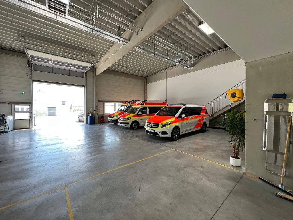 Moderne Krankenwagen im Einsatzbereich des Grünen Kreuzes in Zell am See.